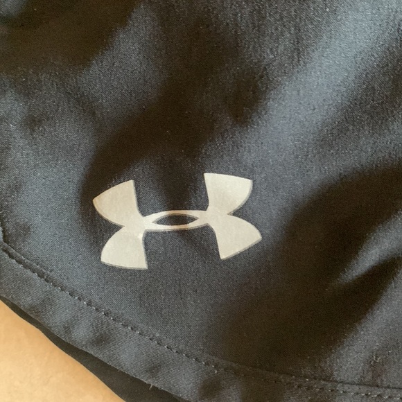 Under Armor jogging shorts. Size medium - Picture 2 of 8